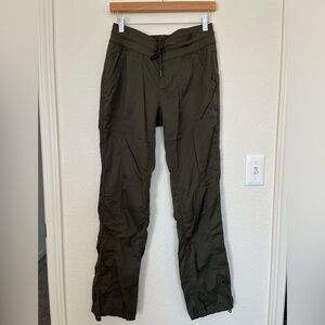The North Face Aphrodite 2.0 Pants. Women’s size medium. Color: New Taupe Green